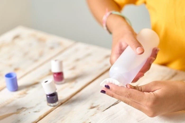روش خانگی برای از بین بردن لاک ناخن با عطر عطر
