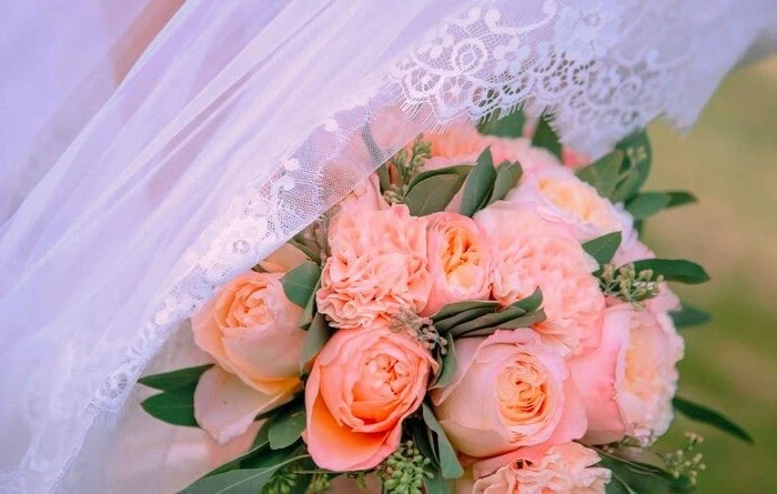 دسته گل عروس قرمز