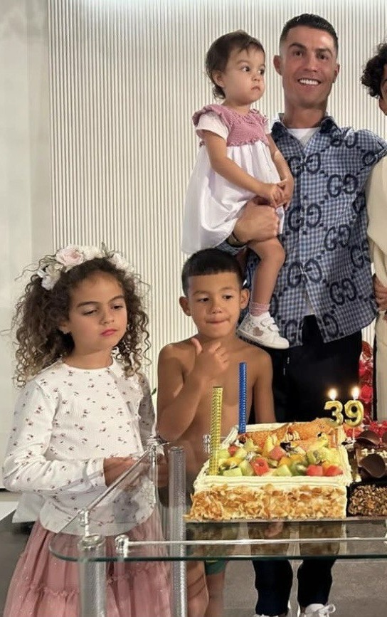 رونالدو اجازه خوردن نوشابه، شیرینی و شکلات را به بچه هایش نمی دهد/ عکس