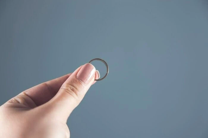 انگشتر در انگشت اشاره