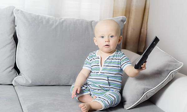دیدن تلویزیون برای نوزاد