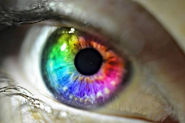 در بینایی سنجی می توان به راحتی کور رنگی را مورد ارزیابی قرار داد و درجه و نوع آن را مشخص و درمان مورد نیاز را تجویز کرد.