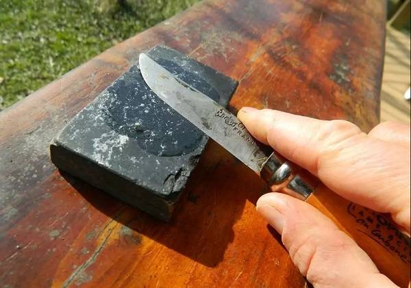 تیز کردن چاقو با سنگ