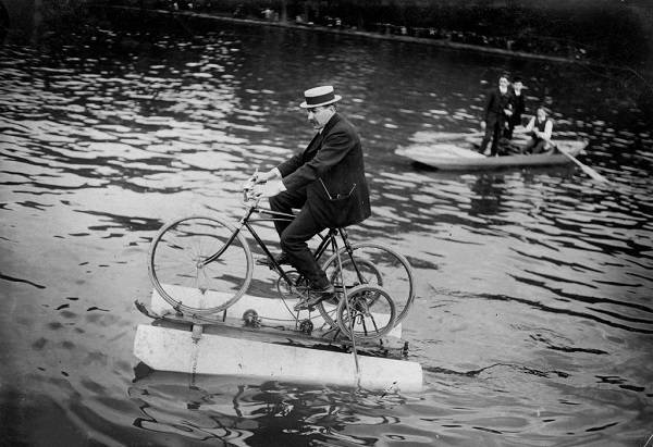 وسیله ای برای دوچرخه سواری روی آب