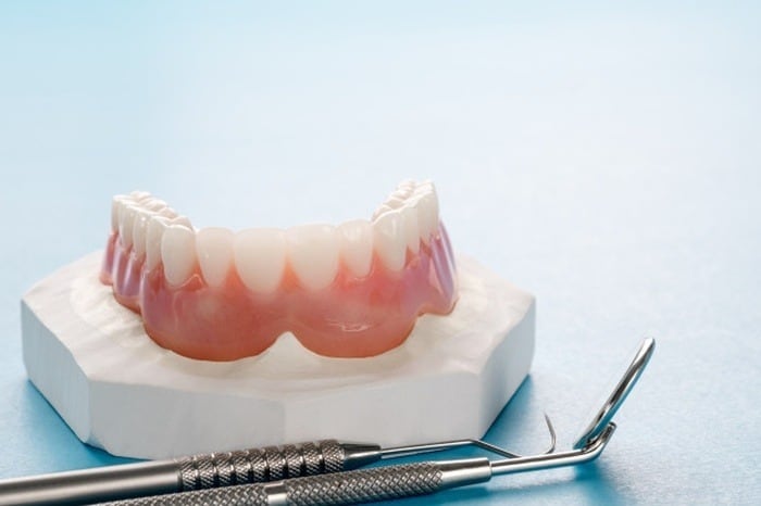 اصول شستشوی دندان مصنوعی و نکات مهم مراقبت از آن