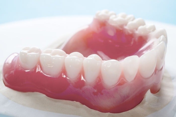 اصول شستشوی دندان مصنوعی و نکات مهم مراقبت از آن