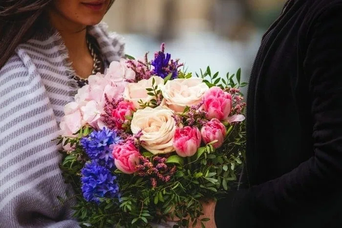تاثیر گل دادن به همسر