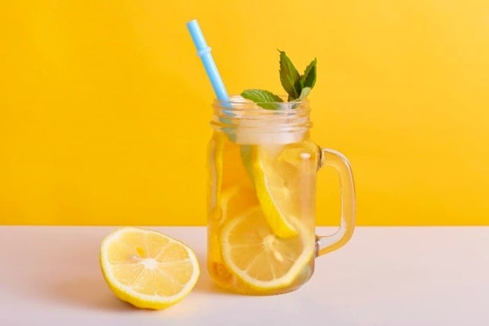 نوشیدن آب لیمو