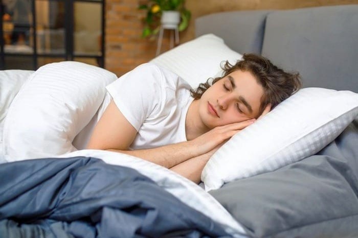 خوابیدن روی بالشت بلند