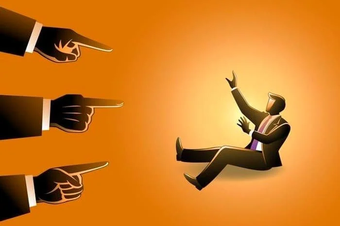 انتقاد و قضاوت نکردن