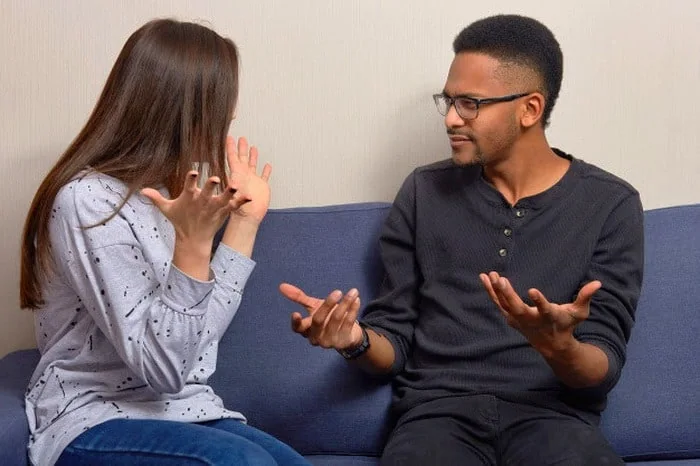 بحث کردن زوج بخاطر نپذیرفتن اشتباه توسط همسر  بحث کردن