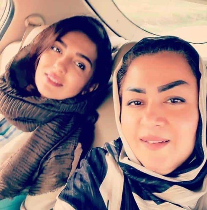 مونا کرمی و مادرش