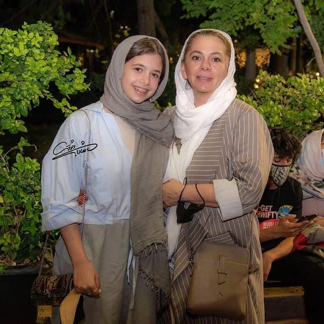 مستانه مهاجر و دخترش در مراسم اکران فیلم دشت خاموش مستانه مهاجر و دخترش