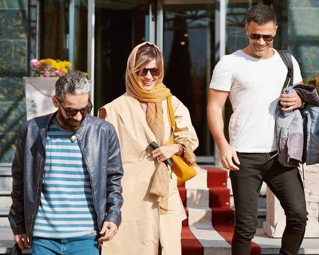 سیروان خسروی و سارا بهرامی به همراه کارگردان سریال حرفه ای سیروان خسروی و سارا بهرامی