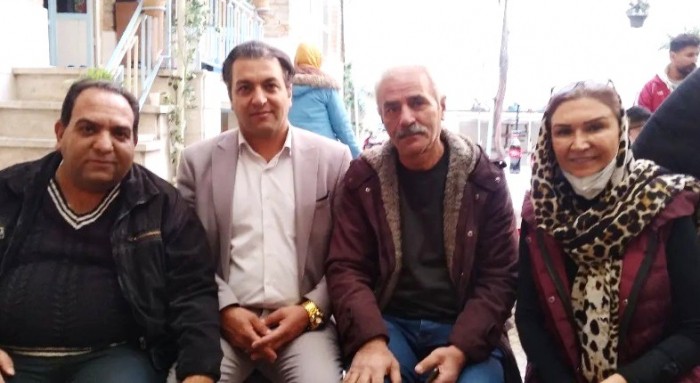 مینا نورزی فر در کنار کارگردان ، تهیه کننده و مدیر فیلمبرداری بازیگر و عوامل سریال شب آخر