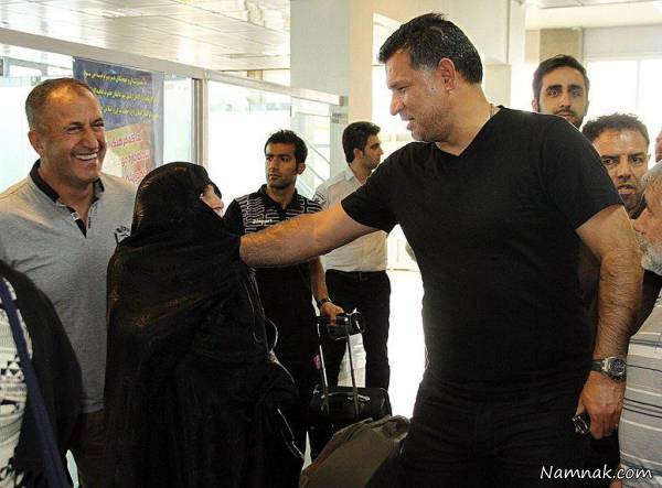 حضور مادر علی دایی در فرودگاه اردبیل