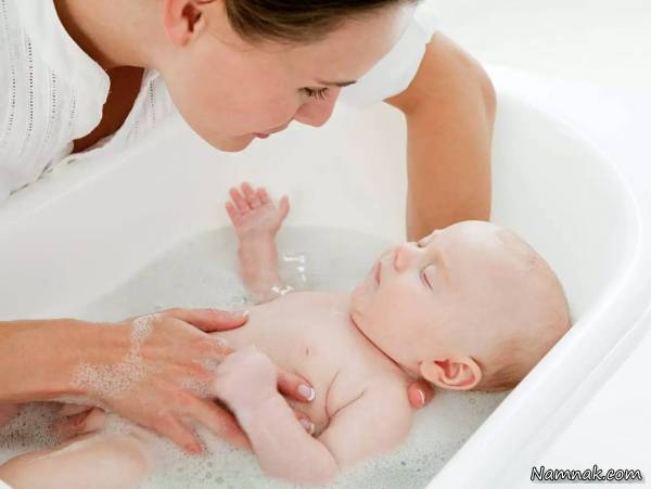 حمام کردن نوزاد تازه متولد شده