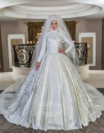 لباس عروس پوشیده 
