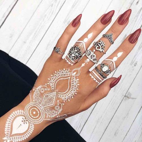 طرح های حنا سفید روی دست
