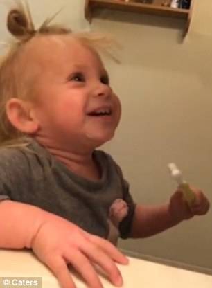 مسواک زدن بچه دو ساله