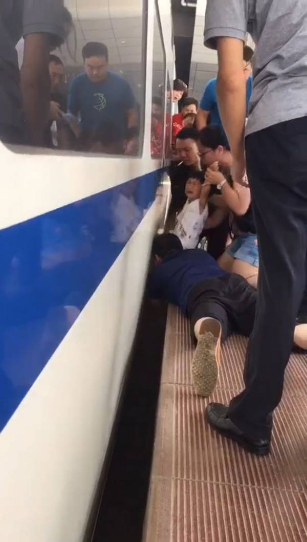 خارج کردن دختر بچه از زیر قطار