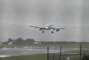فرود هواپیما در طوفان
