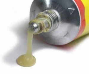 پاک کردن لکه چسب قطره ای