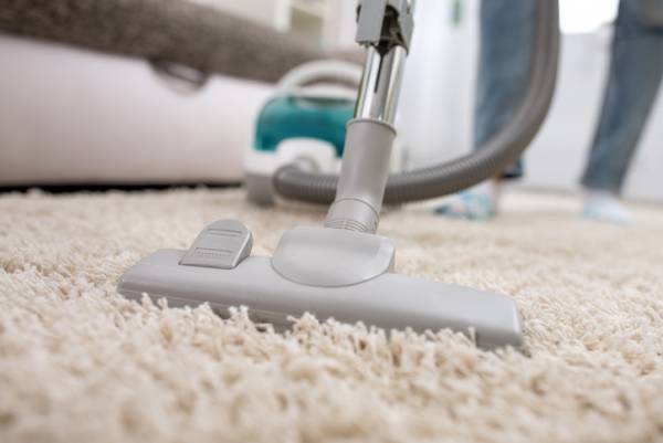 راه های پاک کردن لکه از فرش روشن در خانه 