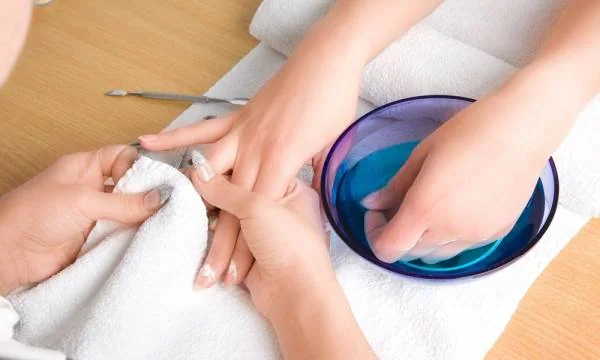 ریموو کاشت ناخن با استون برداشتن ناخن کاشت با استون