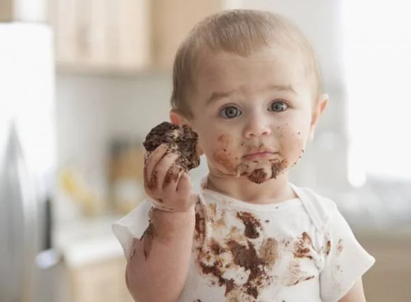 از بین بردن لکه شکلات از لباس لکه شکلات روی لباس