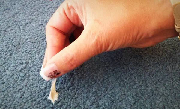 از بین بردن لکه ادامس روی پارچه لکه آدامس