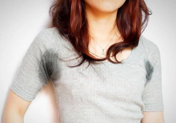 پاک کردن لکه عرق روی لباس لکه عرق روی لباس