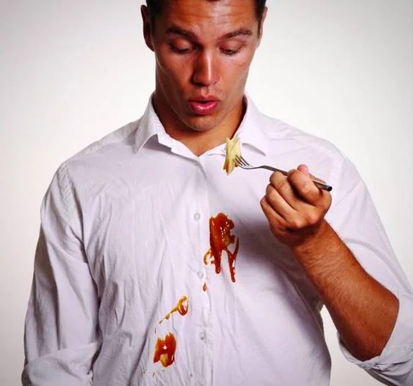 از بین بردن لکه سس قرمز لکه سس روی پیراهن