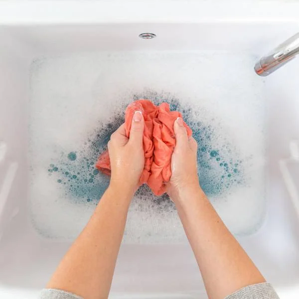 از بین بردن لکه زنگ آهن از روی لباس رفع لکه های لباس