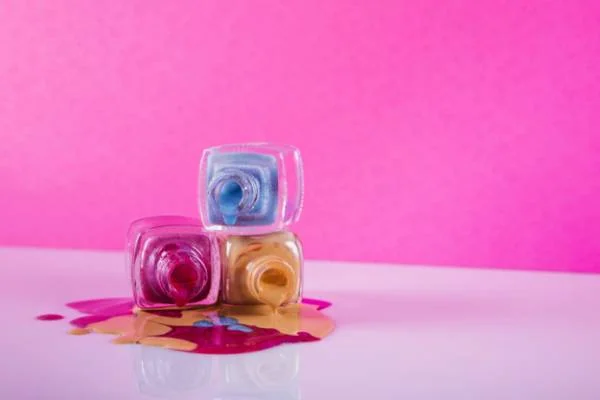 از بین بردن لکه لاک ناخن از روی لباس لکه لاک ناخن روی لباس