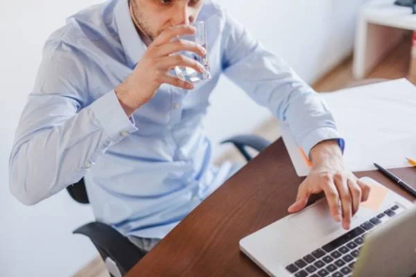 نوشیدن آب در محل کار