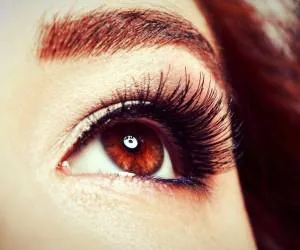 عوارض مژه مصنوعی