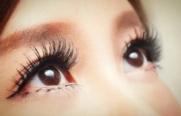 ضرر استفاده از مژه مصنوعی