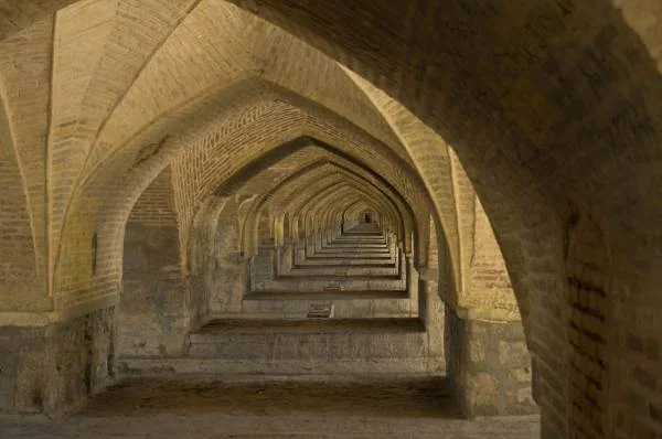 معماری سی و سه پل