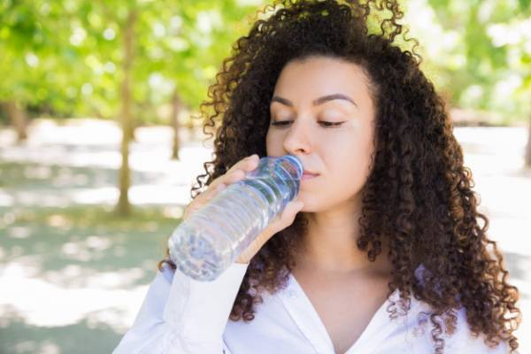 نوشیدن آب و کاهش بوی بدن