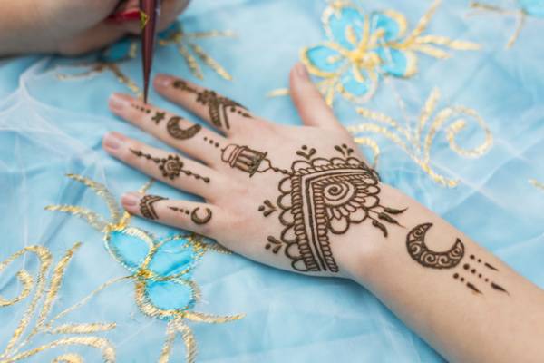آموزش ساخت حنا برای طراحی تاتو حنا روی دست