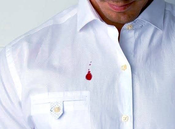 لکه خون روی لباس
