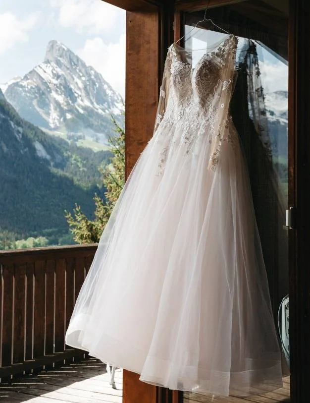 آویزان کردن لباس عروس