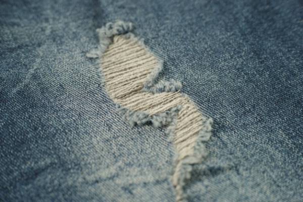 روش سنگشور کردن لباس جین در خانه
