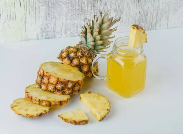 آناناس برای درمان لکه های قهوه ای پوست صورت آب آناناس