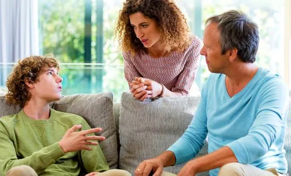 چگونه عزت نفس را در نوجوانان افزایش دهیم گوش کردن به نوجوان