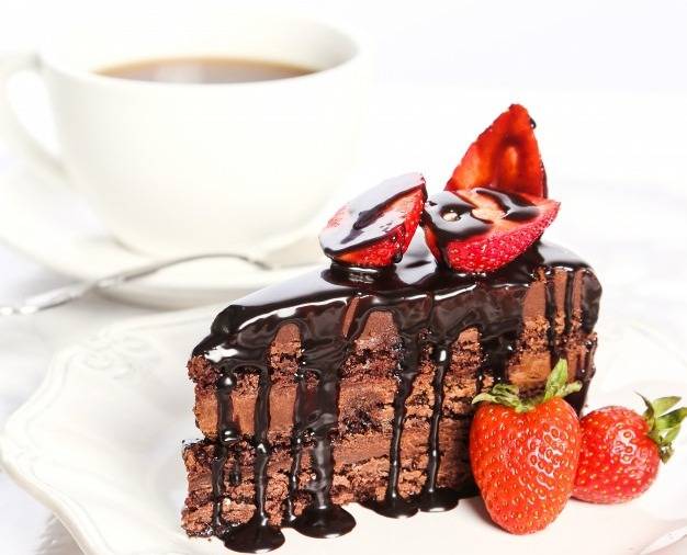 کیک شکلاتی و توت فرنگی