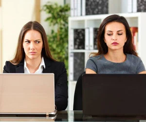  چگونه در محیط کار حسادت نکنیم؟ + دلیل و راه حل 