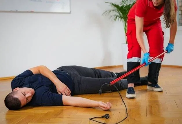 جدا کردن فرد برق گرفته از جریان برق برق گرفتگی