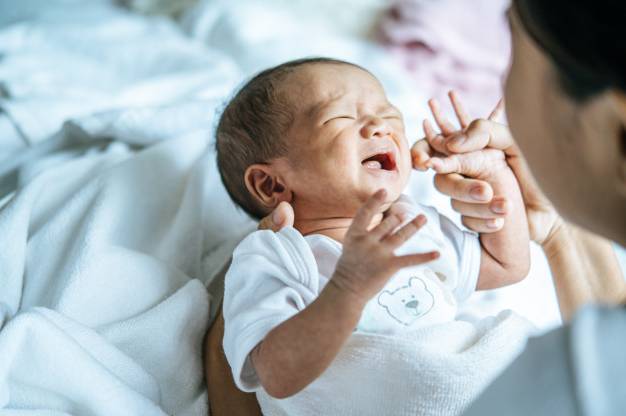 علائم سیر نشدن نوزاد و کمبود شیر مادر گریه شدید نوزاد